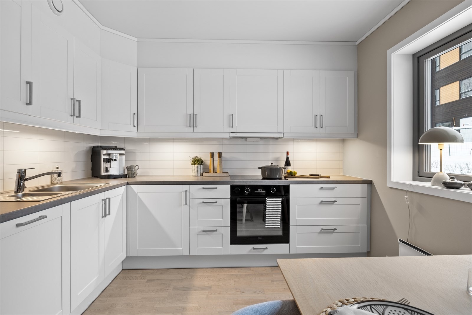 Det er godt med skap- og benkeplass på kjøkkenet for matlaging og oppbevaring. Galleribilde