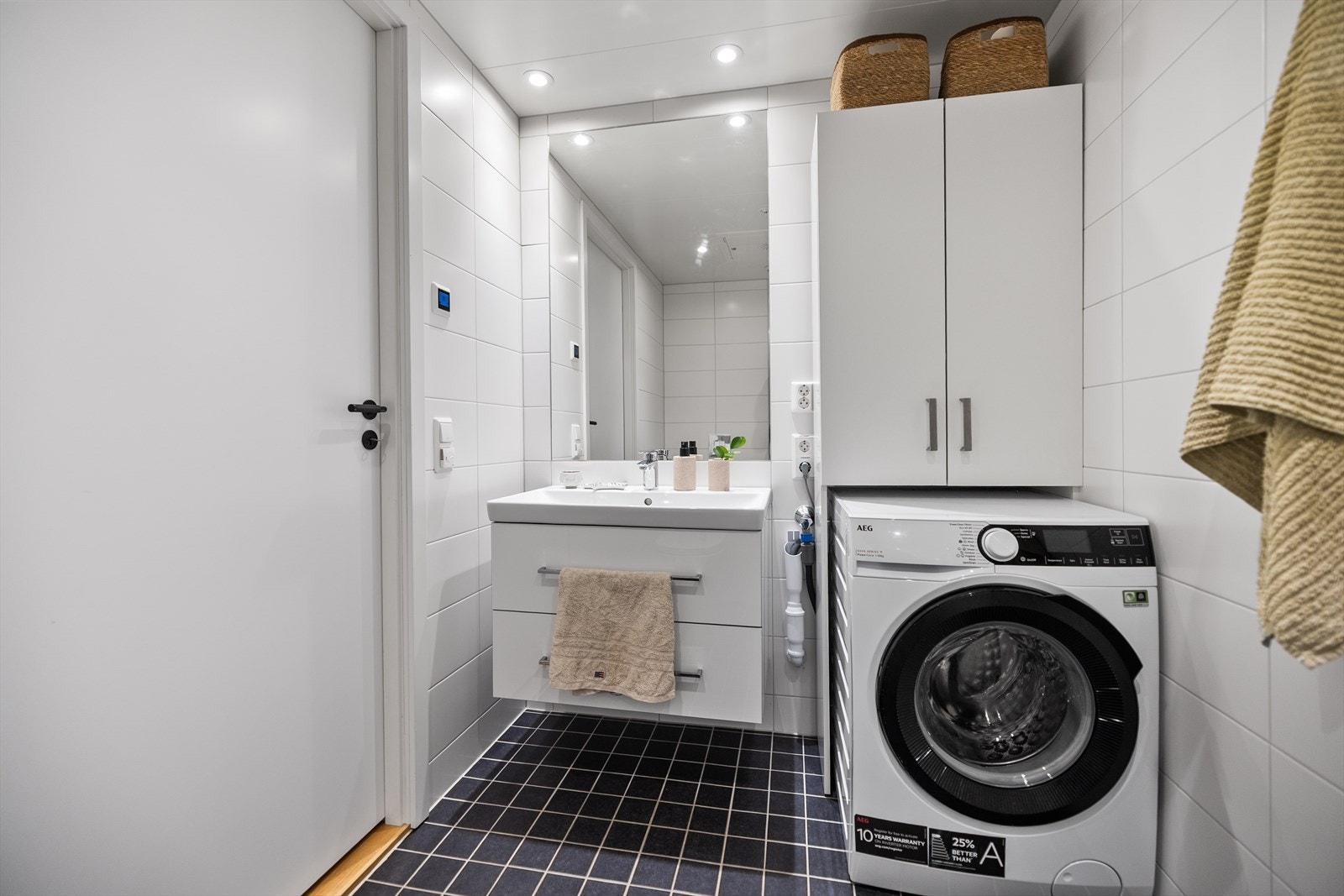 Ellers finner du servant med pen innredning, vegghengt toalett, godt med skap, samt opplegg for vaskemaskin og tørketrommel. Galleribilde