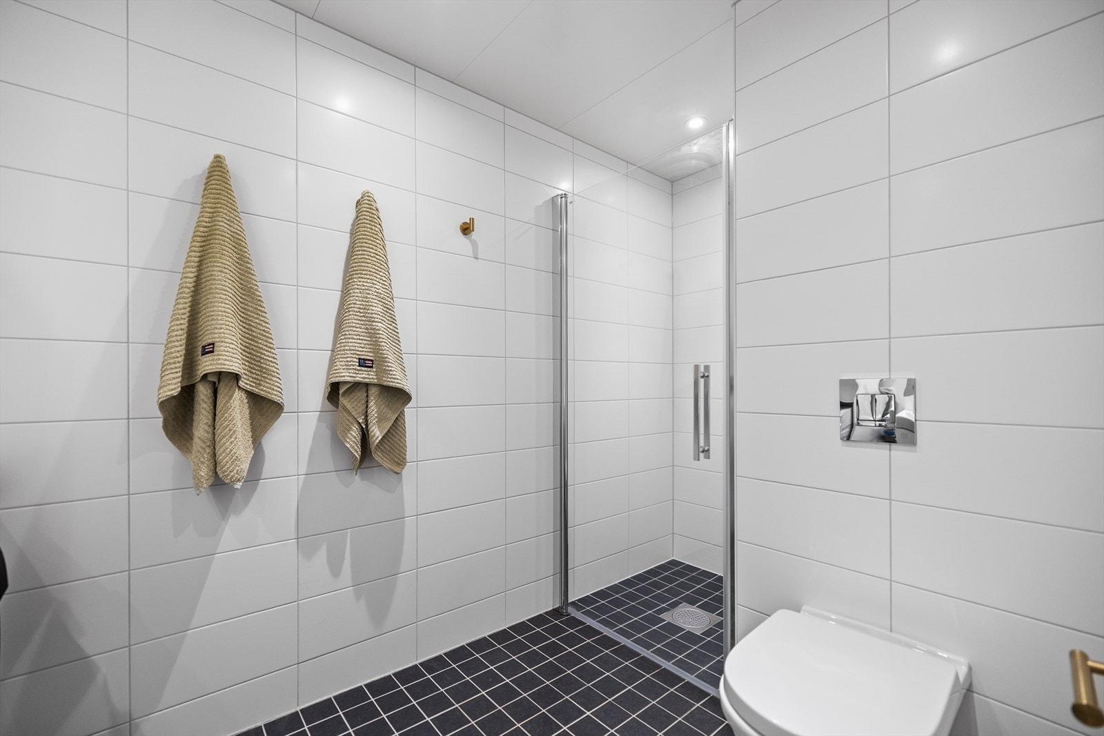 Badet er helfliset og fremstår moderne og lekkert. Galleribilde