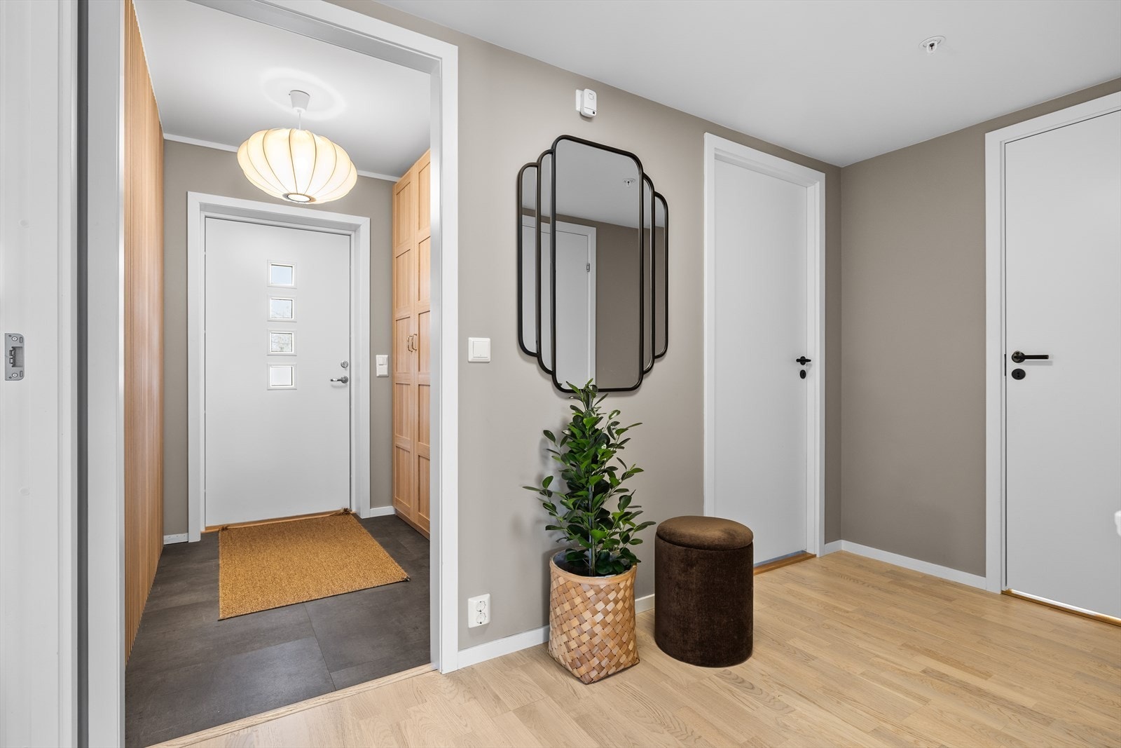 Leiligheten gir et umiddelbart godt førsteinntrykk med en delikat entré. Galleribilde