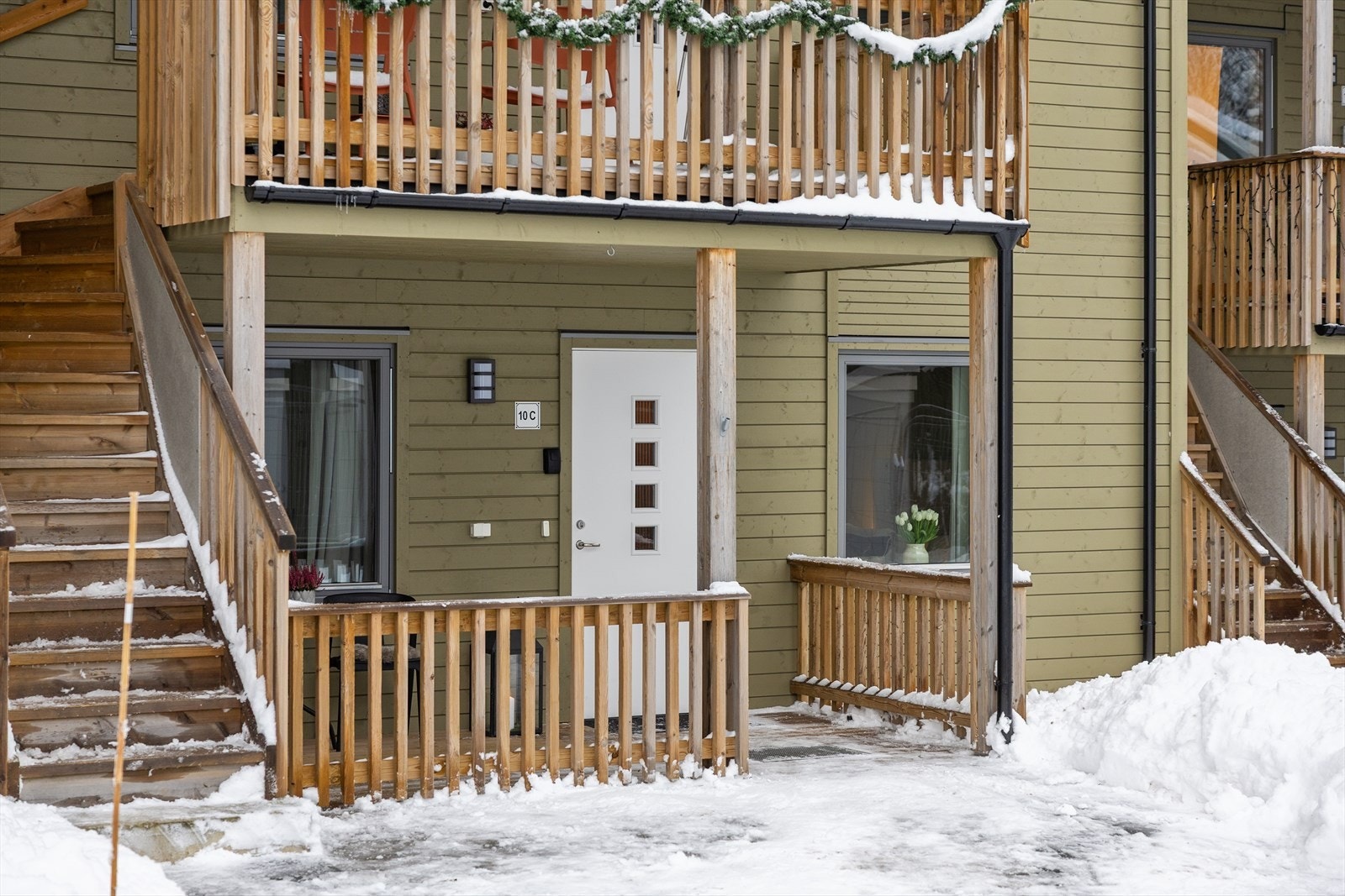 Overbygget inngangsparti er en fin detalj som skjermer for vær og vind, og gjør hverdagen litt enklere. Galleribilde