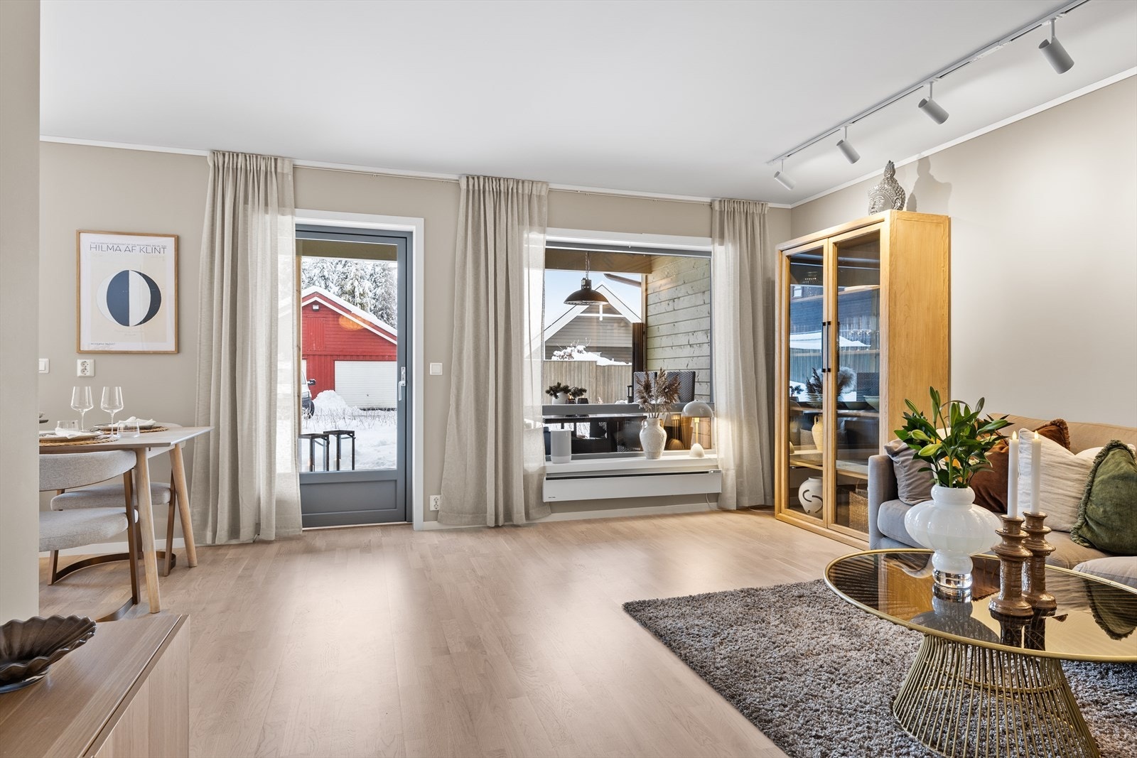 Dette er en lys og delikat leilighet med gjennomtenkte fargevalg, lyse parkettgulv og malte vegger som skaper et rolig og moderne helhetsinntrykk. Galleribilde