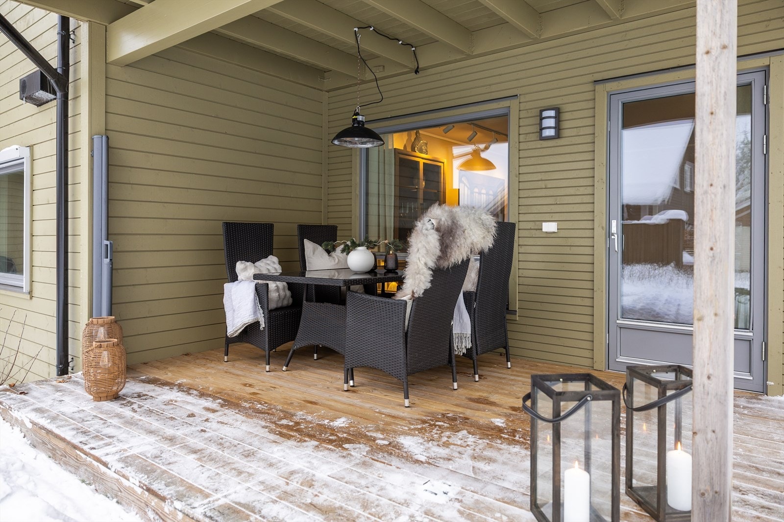 I tillegg byr leiligheten på uteplasser på begge sider av bygget. Galleribilde