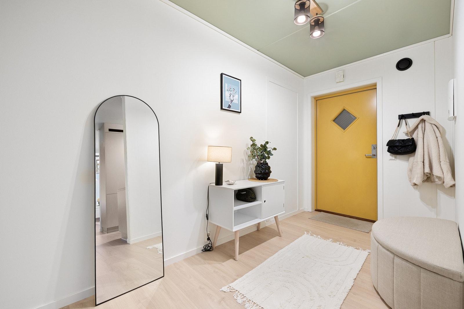 Romslig entré/gang på ca. 7 m² med god plass til praktiske oppbevaringsløsninger. Galleribilde