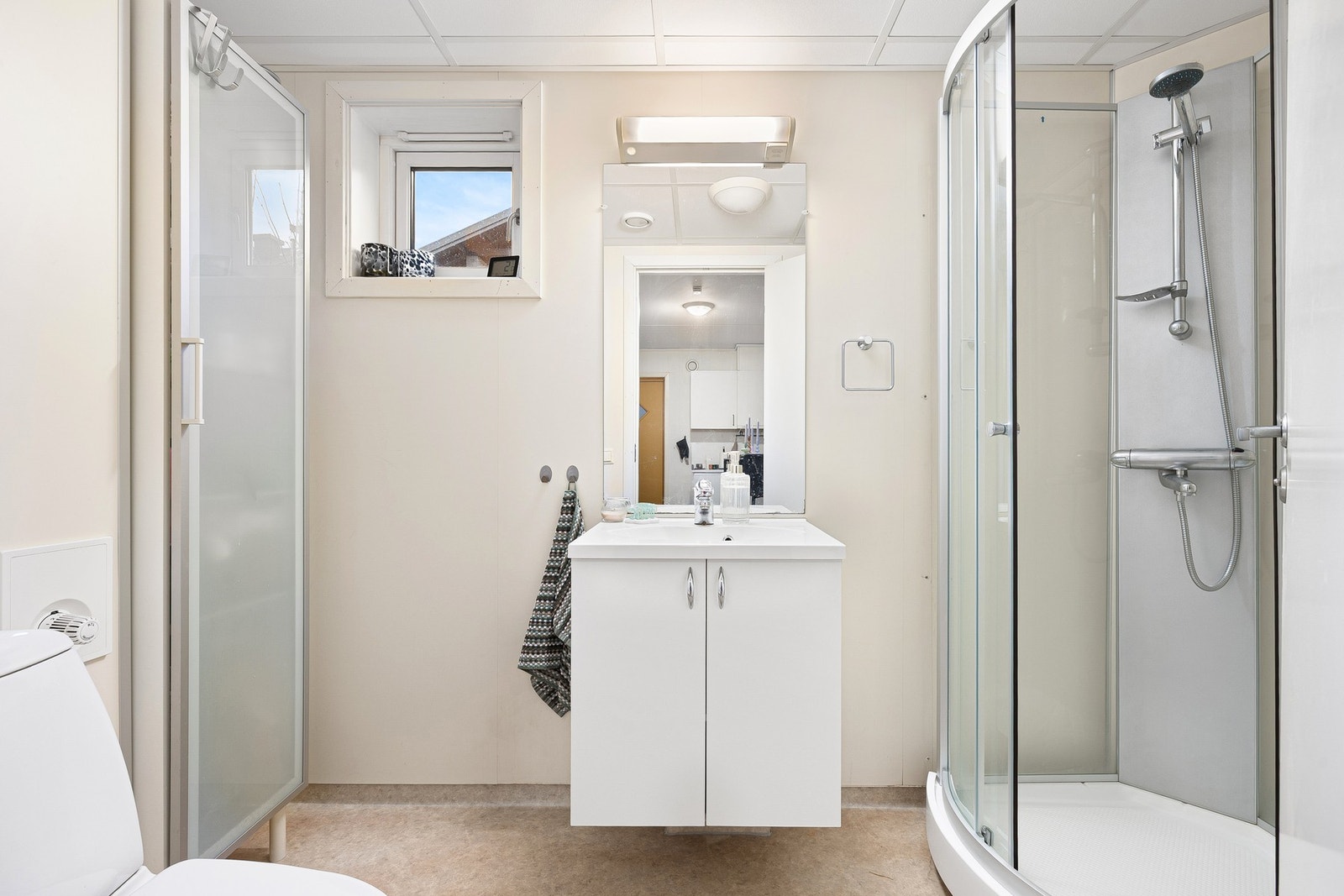 Badet er på 4 kvm og varmes opp av vannbåren gulvvarme. Galleribilde