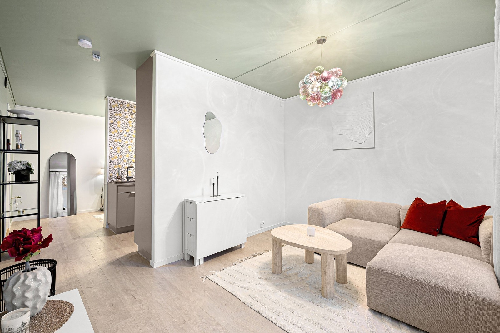Et pent og slitesterkt laminatgulv gir hoveddelen et helhetlig og moderne uttrykk. Galleribilde