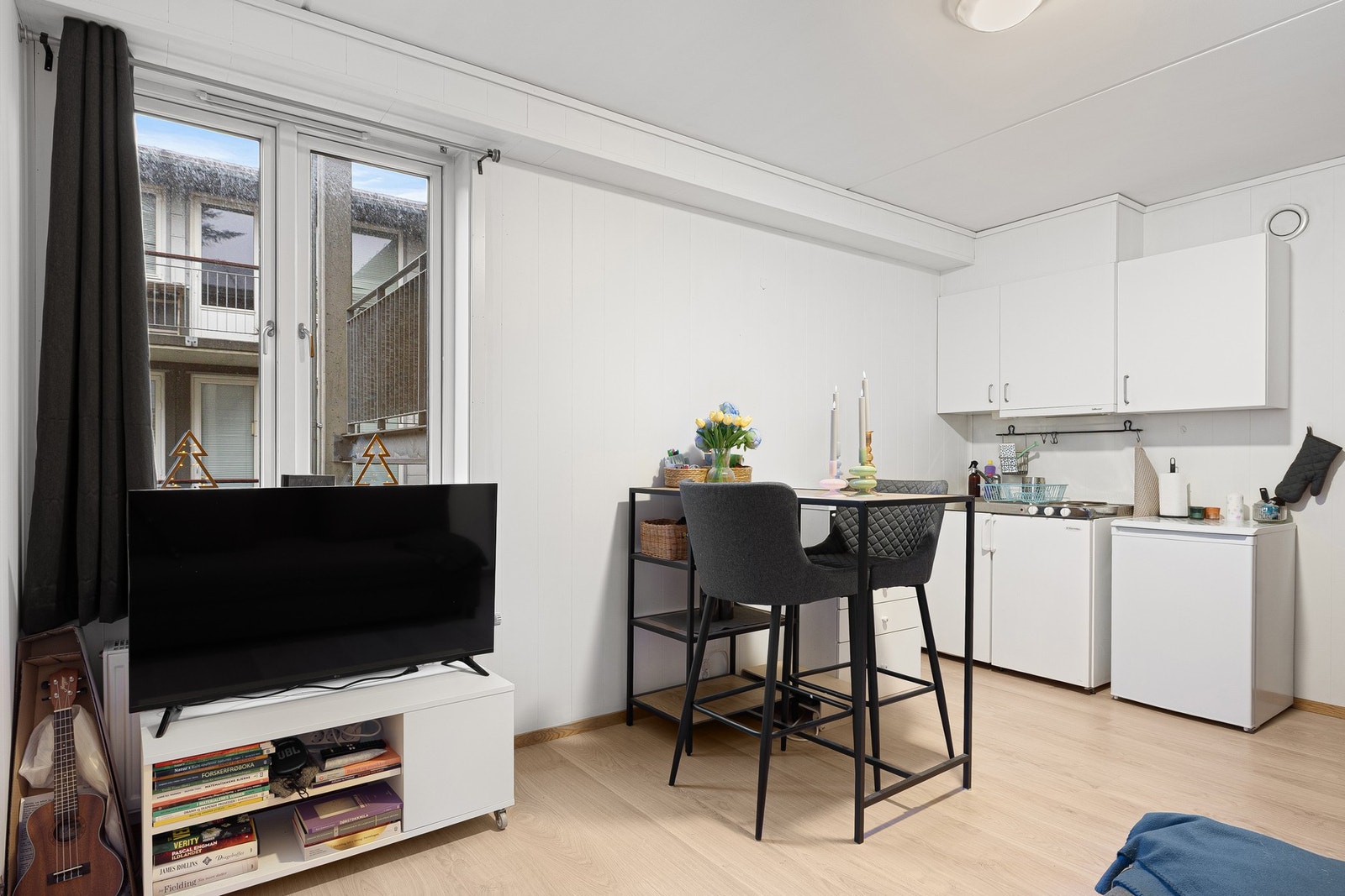 Lyst og romslig oppholdsrom på ca. 13,2 m², med en praktisk utforming for stue, kjøkken og alkove. Galleribilde