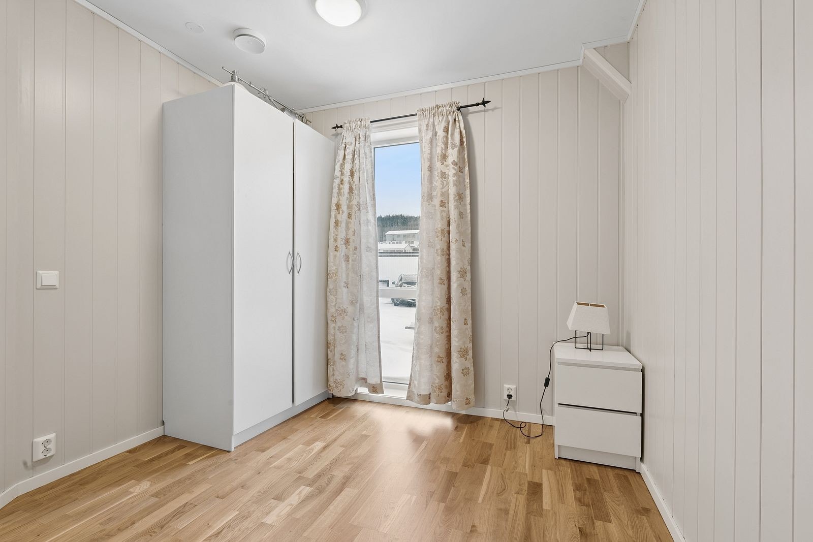 Det andre soverommet er av en mindre størrelse, men kan fungere fint til formålet. Her er også vinduet vendt mot øst. Galleribilde