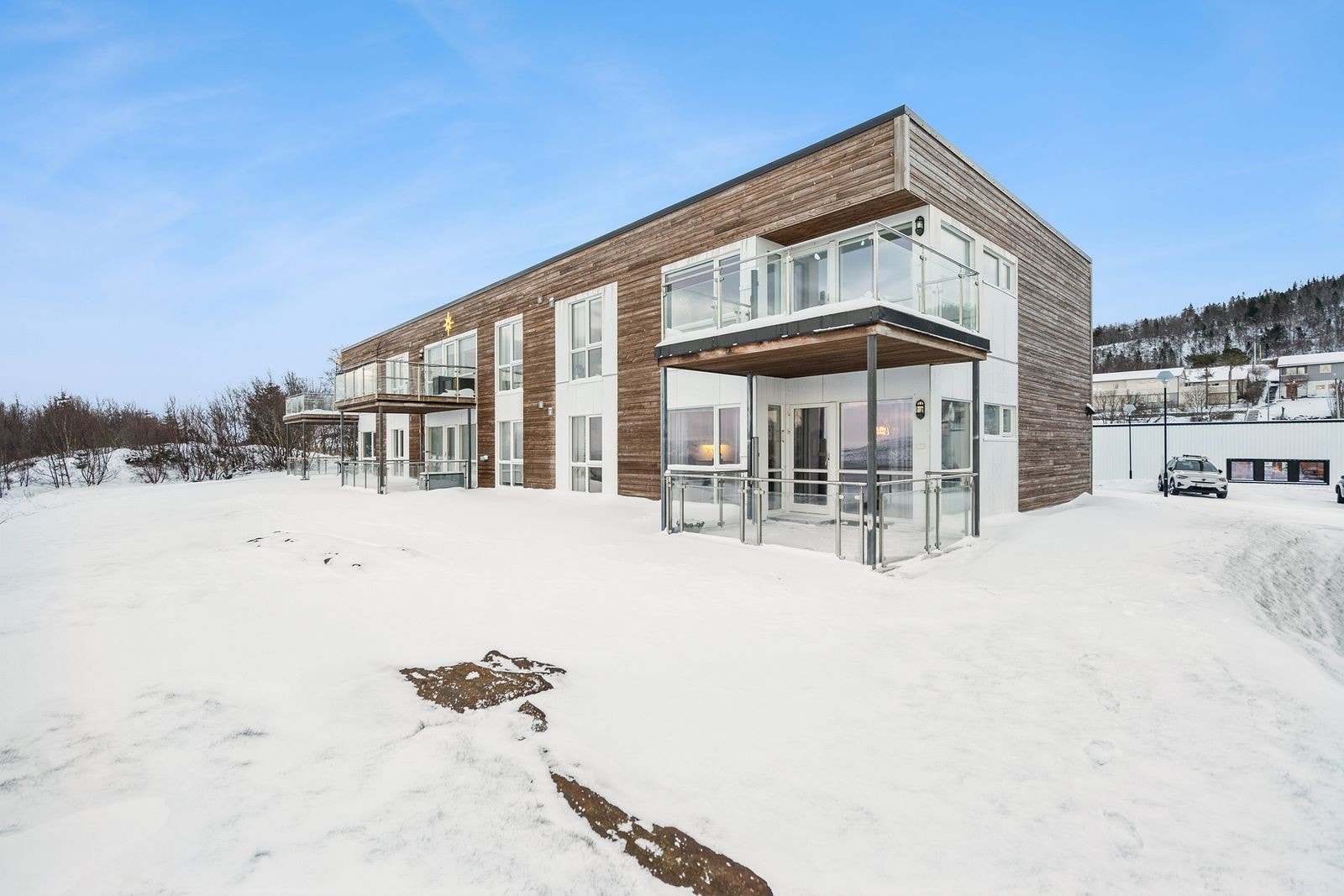 Andelen ligger i bygningen som ligger høyest i terrenget og den er trukket et godt stykke fra Novikveien. Galleribilde