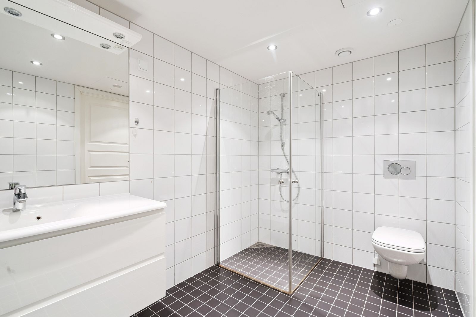 Det er god plass for ekstra møblement på baderommet om man skulle ha behov for det. Galleribilde