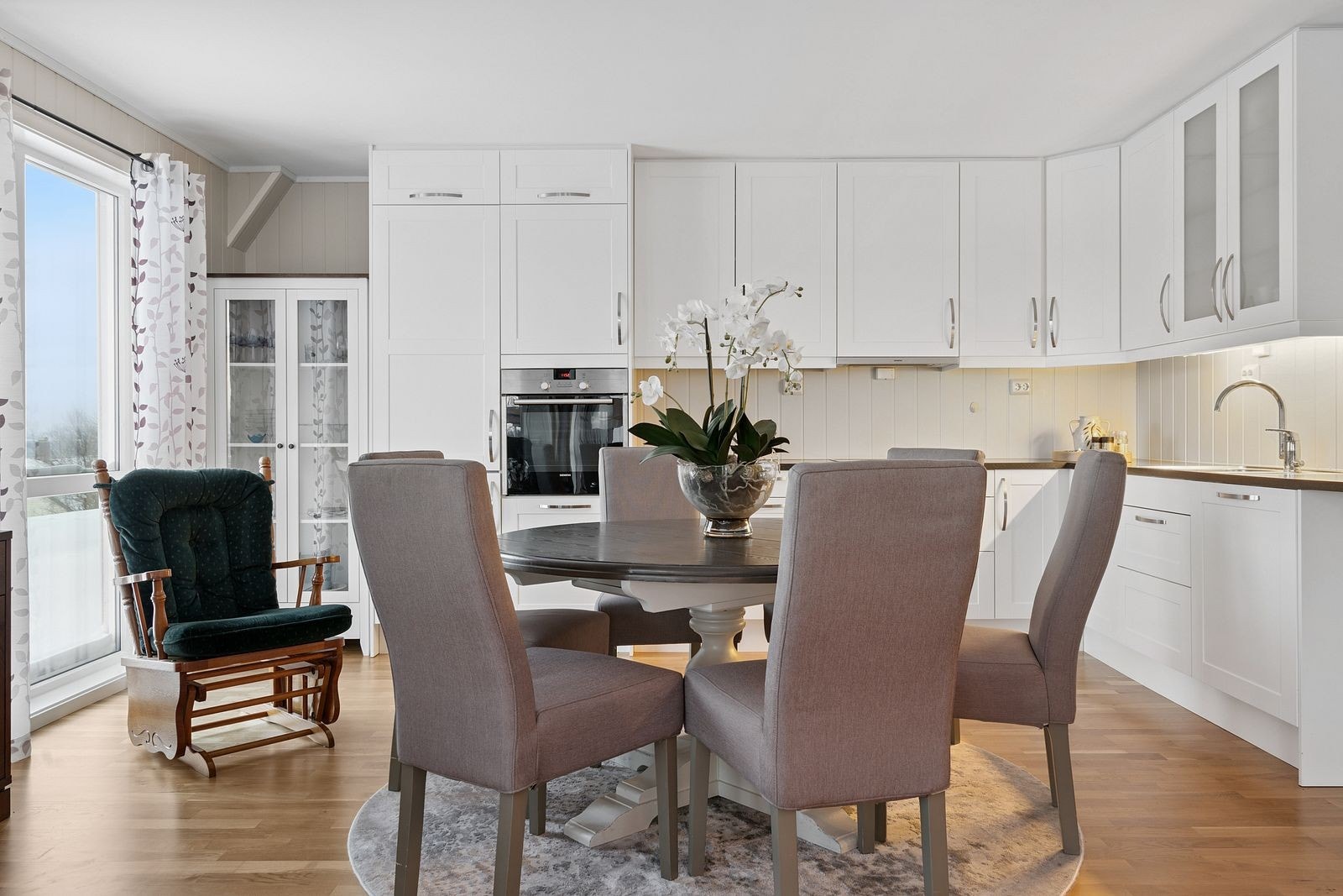 Rikelig med kjøkkeninnredning - på enden mot stuen/gangen er det gjort plass for å kunne benytte benken som bord med åpning under slik at man kan benytte det som sitteplass. Galleribilde