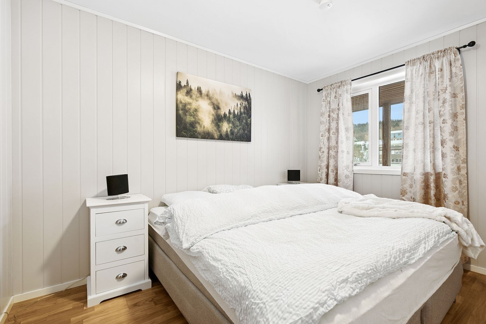 Hovedsoverommet har vindu mot inngangsparti som er under tak. Galleribilde