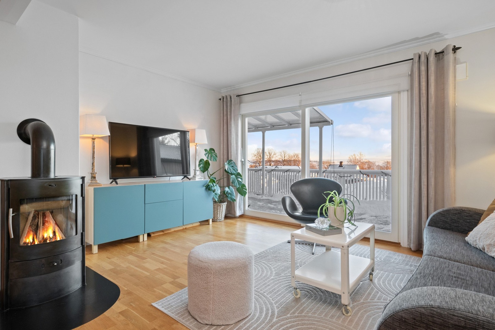 Store vindusflater, inkludert skyvedør til den solrike verandaen, gir en fin forbindelse mellom inne- og uterom. Galleribilde