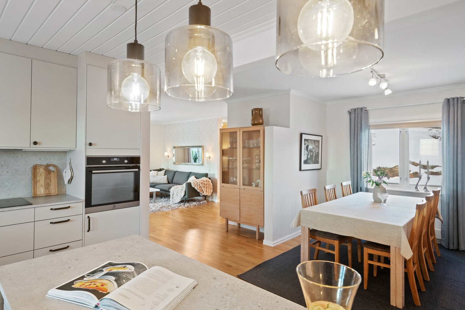 Kjøkkenet ligger i tilknytning til stuen, med god flyt og naturlig kontakt mellom rommene. Galleribilde