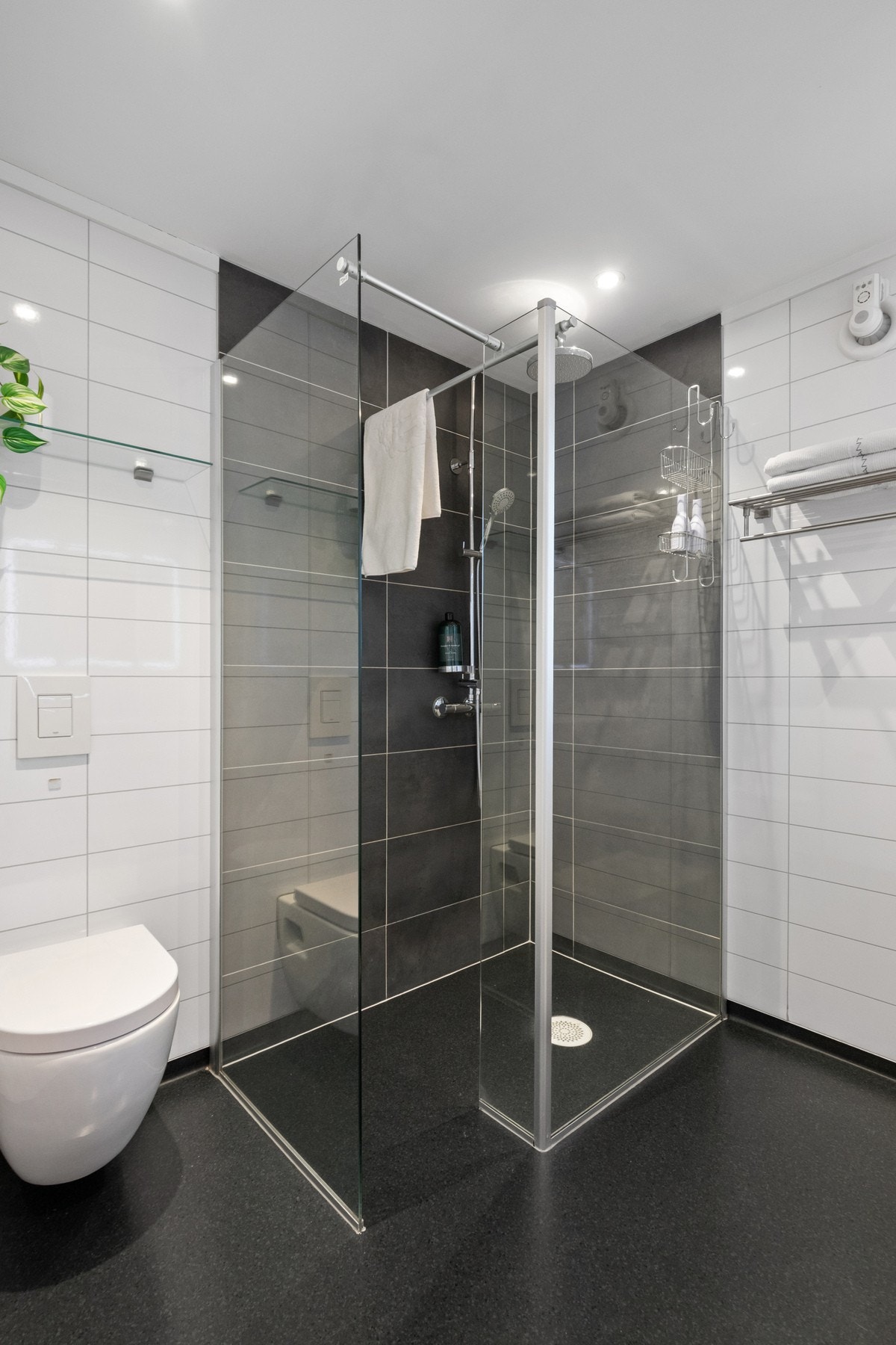 Dusjhjørnet er romslig og utstyrt med takdusj og glassvegger. Galleribilde