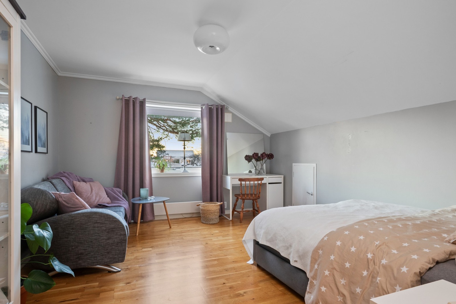 Soverommet har praktisk oppbevaring bak egen dør i kneveggen. Galleribilde