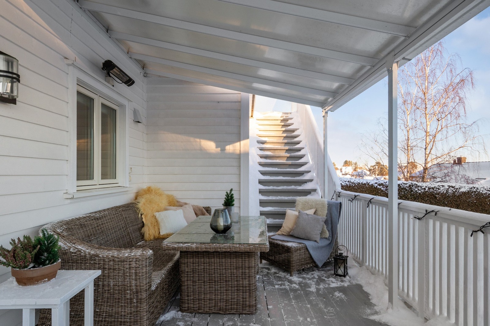 Den østvendte verandaen utenfor stuen er lun og delvis overbygget, med et areal på ca. 24 kvm. Galleribilde