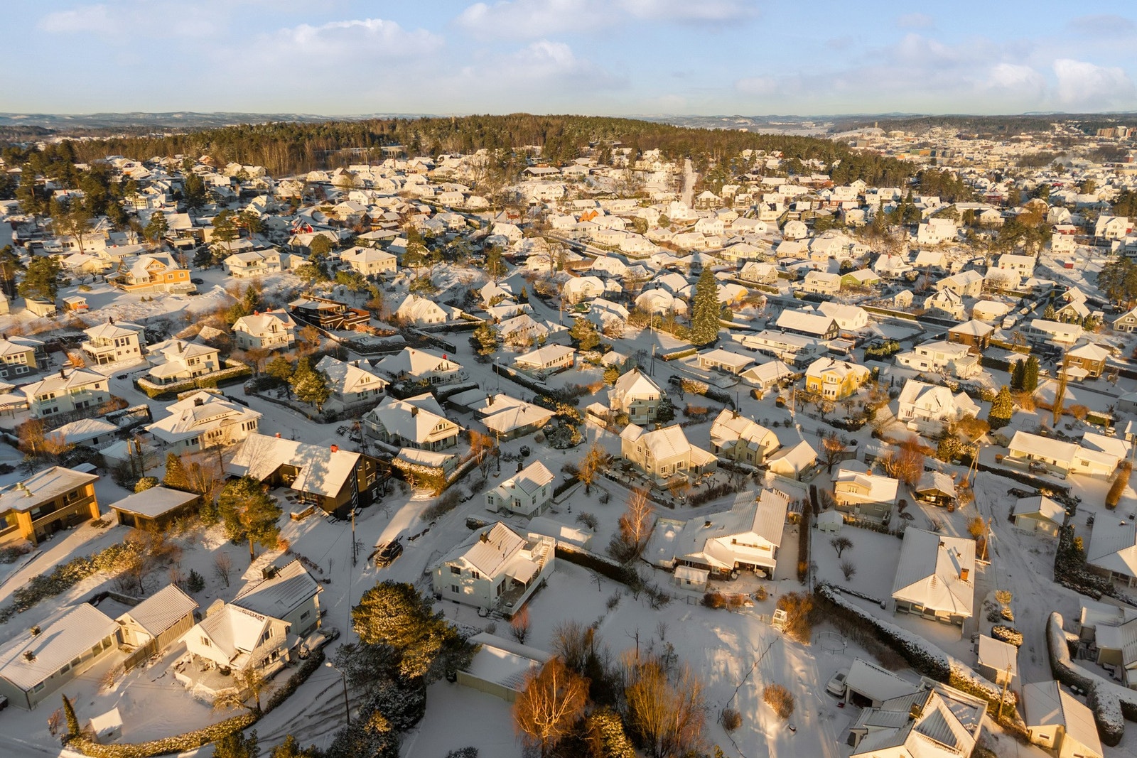 I nærområdet finnes flotte turveier i Teieskogen, samt Rosanes med båthavn, badeplasser og et nytt, attraktivt parkanlegg. Galleribilde