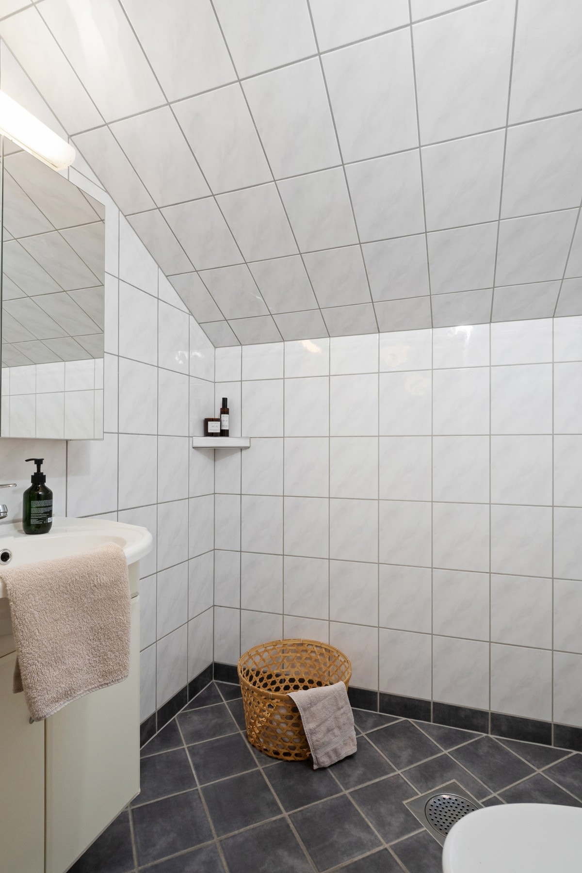Badet i 2. etasje er fra 2004 og er gjennomgående flislagt med fliser på gulv, vegger og i skråtaket. Galleribilde