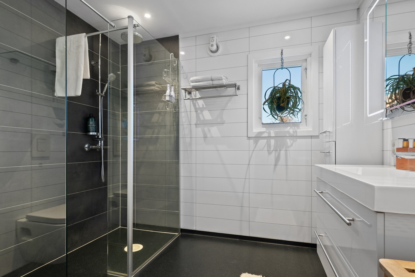 Badet i 1. etasje ble utvidet og fornyet i 2016 og fremstår moderne og velholdt. Galleribilde