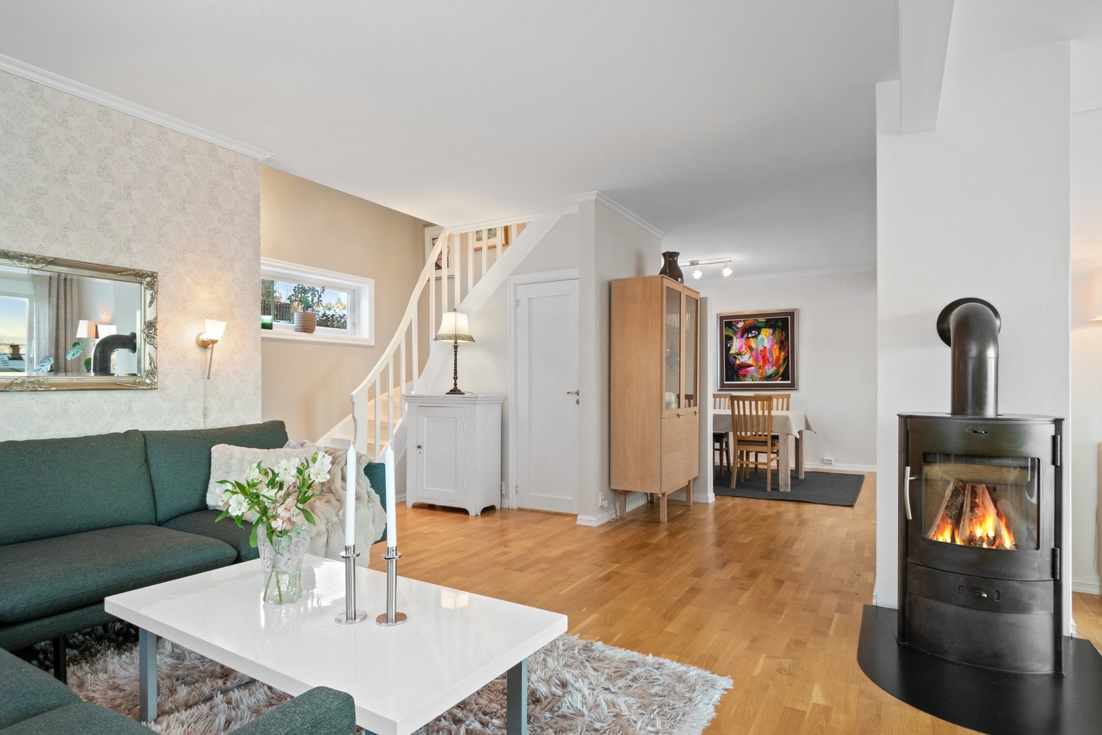 Stuen har en god utforming som gjør den enkel å møblere med flere sittegrupper i ulike soner. Galleribilde