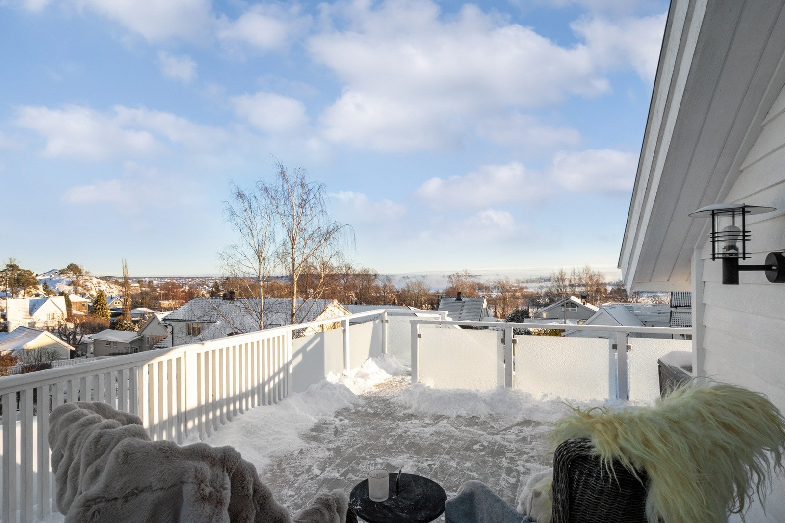 Størrelsen gir rom for flere soner til ulik bruk, og også her nytes den åpne utsikten og den luftige beliggenheten. Galleribilde