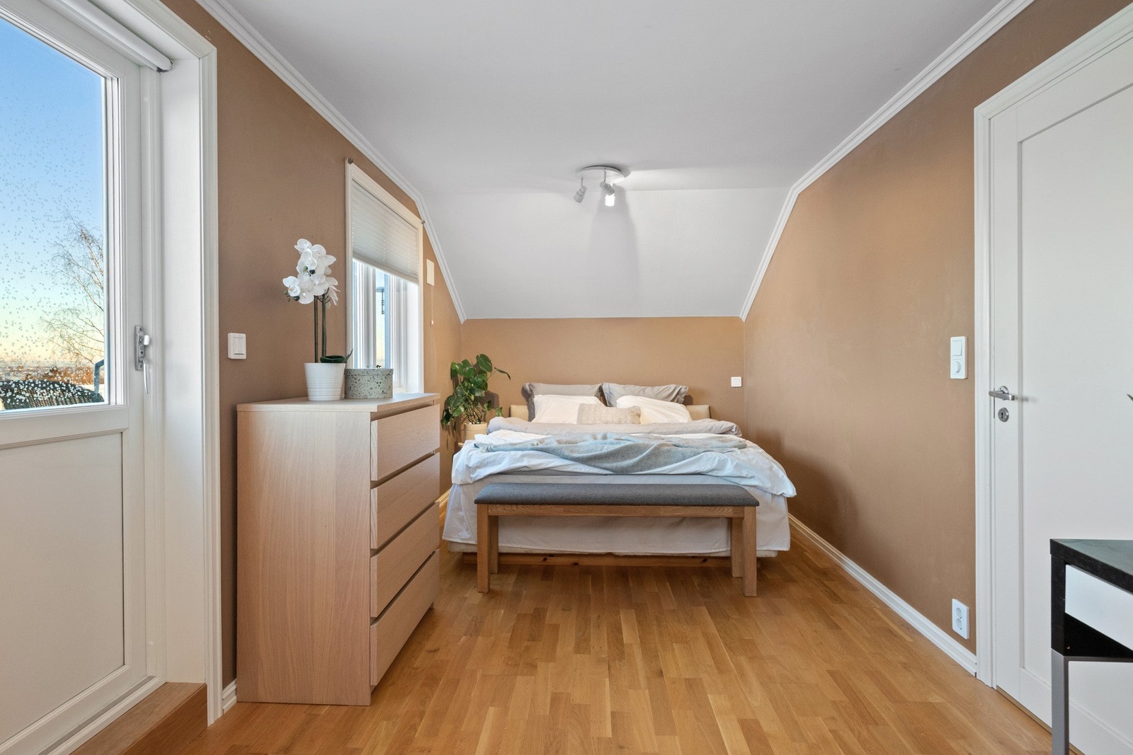 Hovedsoverommet i 2. etasje har utgang til veranda og gir god plass til både dobbeltseng og øvrig møblement. Galleribilde