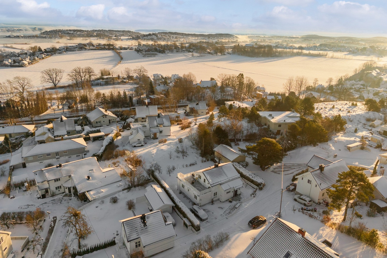 Solrik og rolig beliggenhet i etablert boligområde. Galleribilde