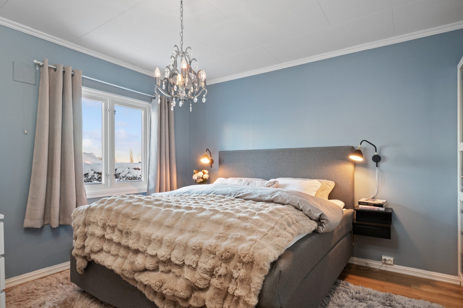 Boligen har totalt fem soverom av god størrelse, fordelt med to i 1. etasje og tre i 2. etasje. Galleribilde