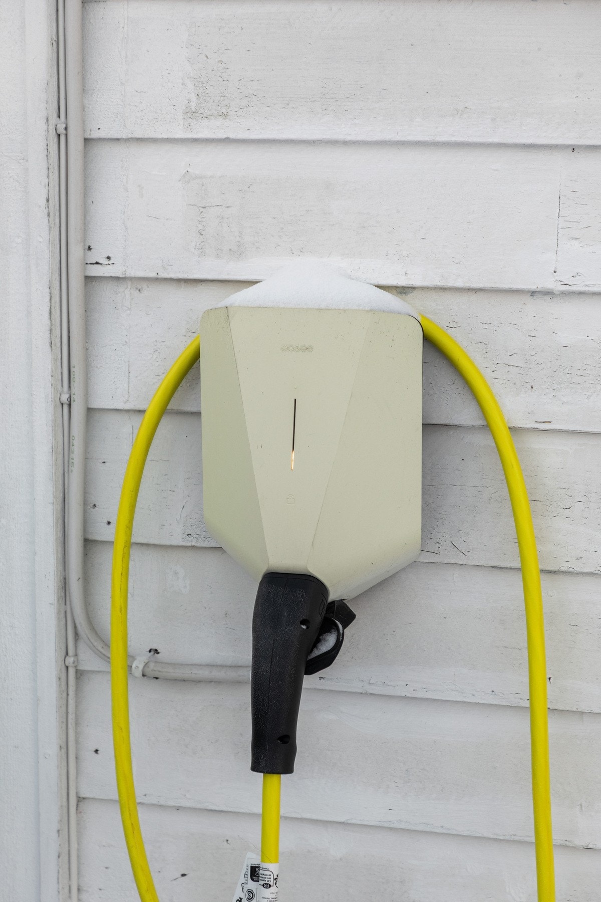 Det er montert lader for el-bil på husveggen i 2021. Galleribilde