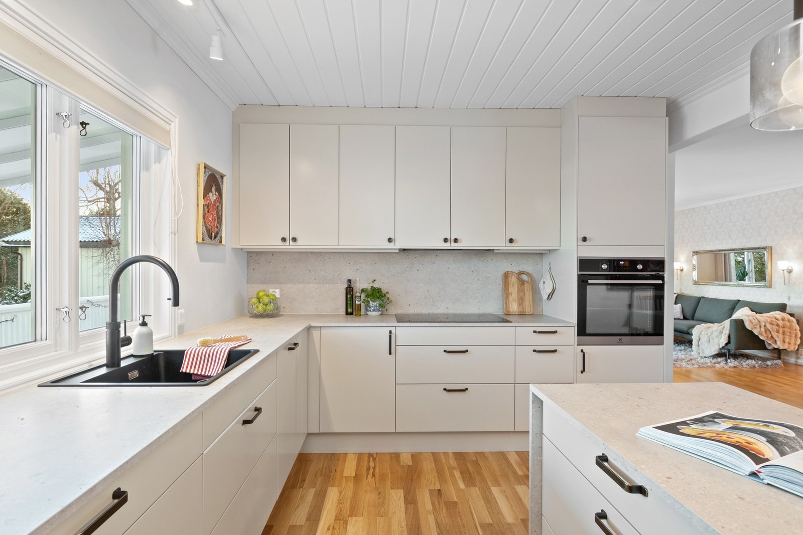 Alle hvitevarer er integrerte og består av stekeovn, induksjonstopp, stillegående oppvaskmaskin og kombinert kjøl/frys. Stekeovnen er praktisk plassert i høyskap, og kjøleskapet er spesialbestilt i ekstra bredde (70 cm) for økt kapasitet. Galleribilde