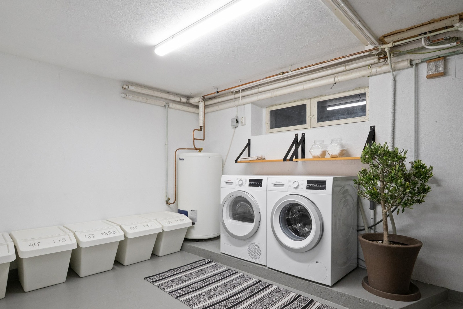 Vaskekjelleren gir god plass til både vaskemaskin og tørketrommel, og fungerer godt som eget rom for klesvask og oppbevaring. Galleribilde