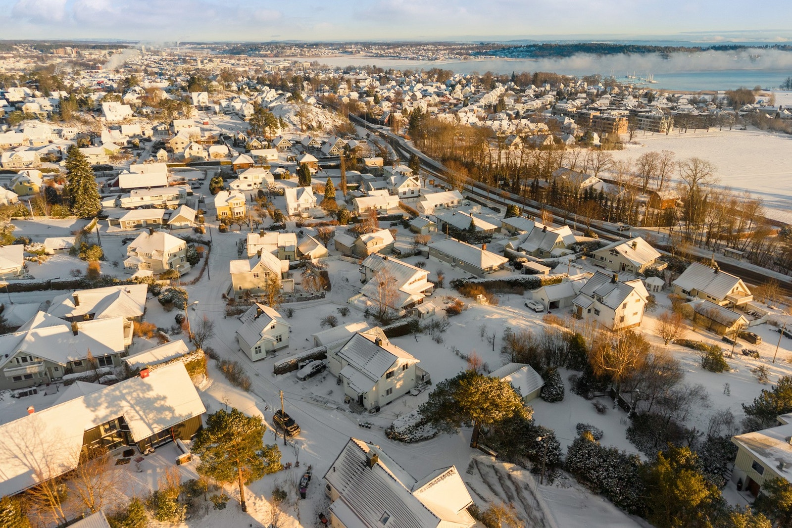 Området oppleves tilbaketrukket og fredelig, samtidig som det er kort vei til sentrum med butikker, servicetilbud og kollektivforbindelser. Galleribilde