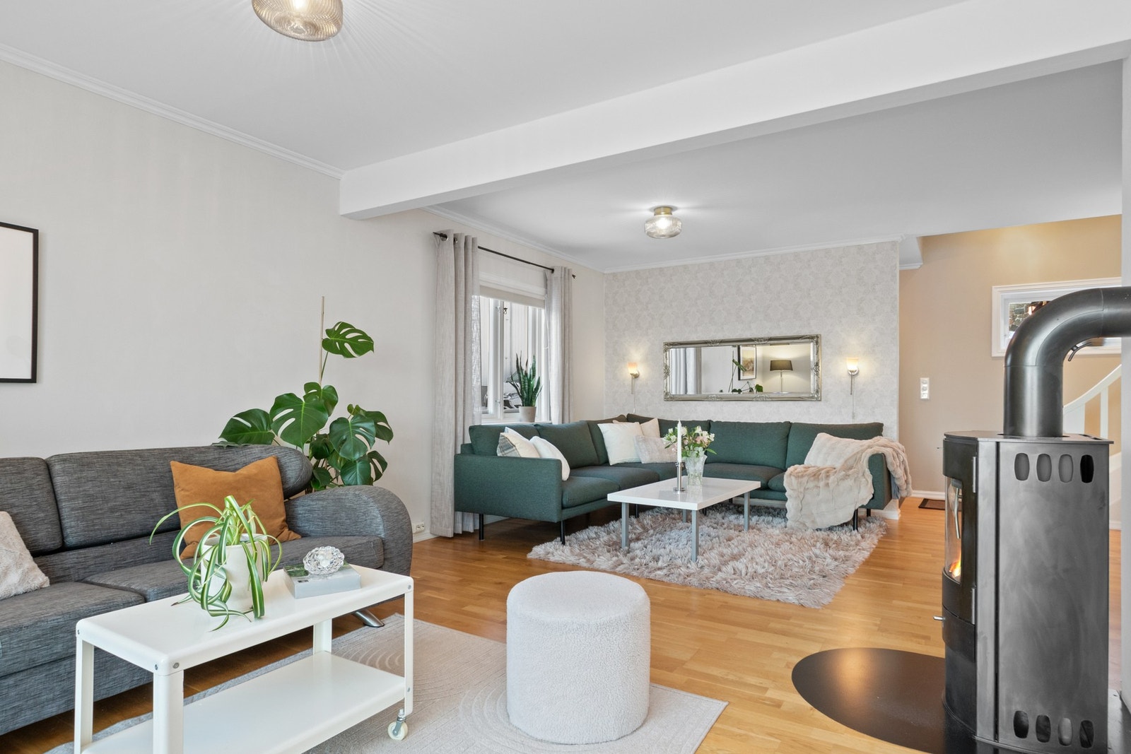 Parkettgulv, delikat tapet og lyse veggflater gir et helhetlig uttrykk. Galleribilde