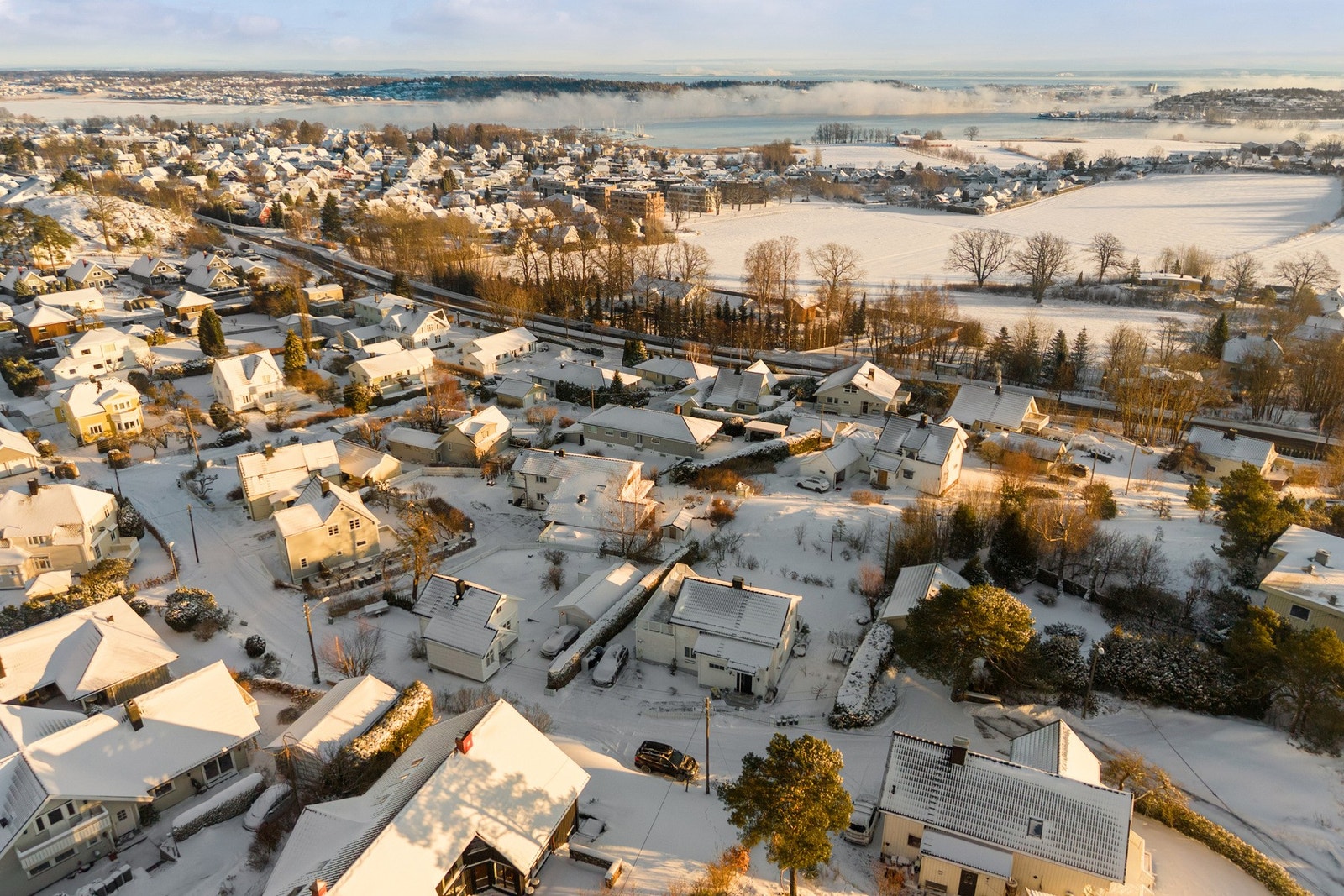 Knausveien 50 er en delikat og velholdt enebolig med attraktiv beliggenhet i et rolig og etablert boligområde. Galleribilde