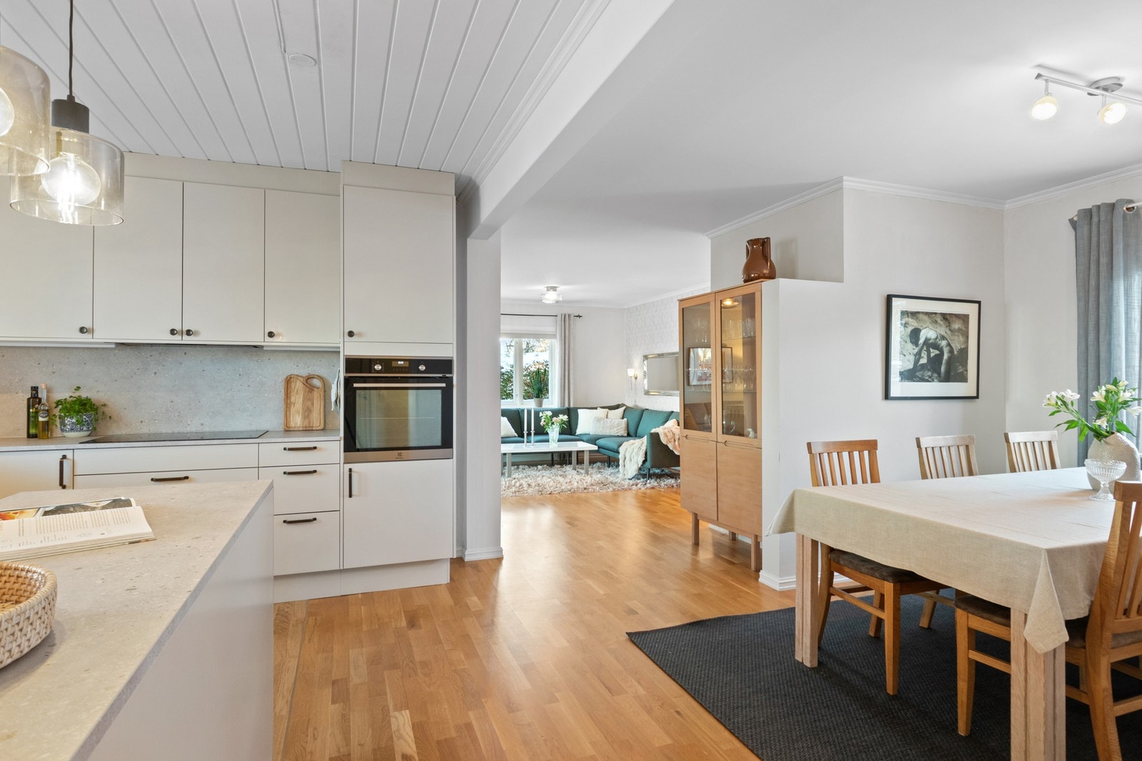 Sammen med en romslig spiseplass danner kjøkkenet et hyggelig og funksjonelt samlingspunkt for hele familien. Galleribilde