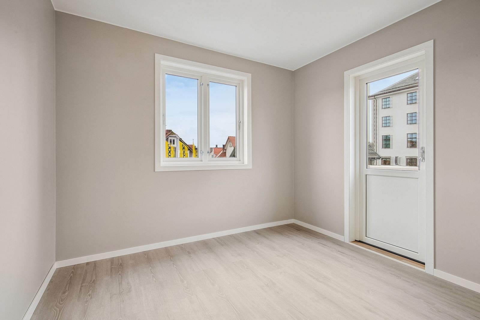 Soverom 1, med utgang til balkong Galleribilde