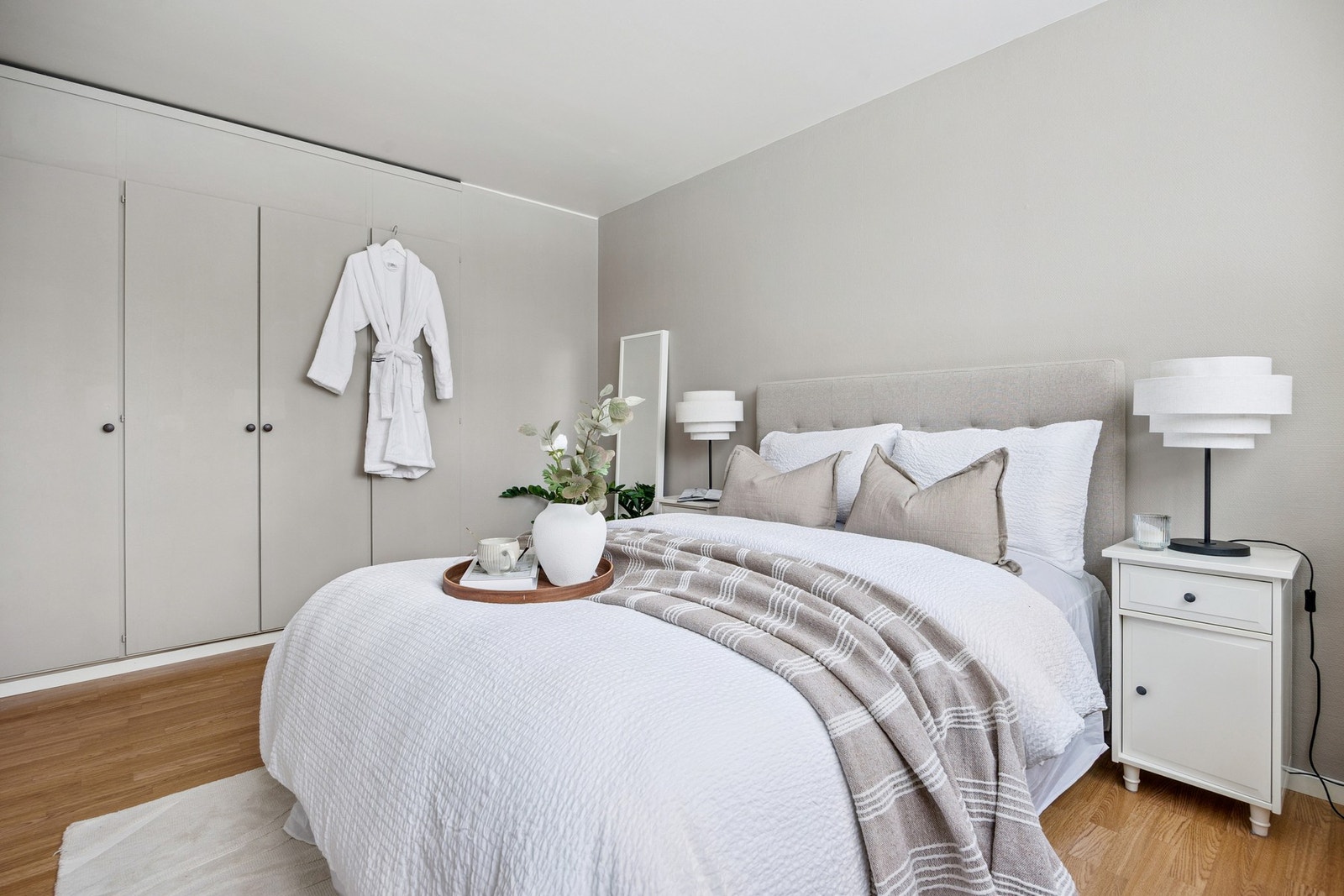 Rommet er av god størrelse på 12 kvm, med store vindusflater som slipper inn lys og bidrar til god ventilasjon. Galleribilde