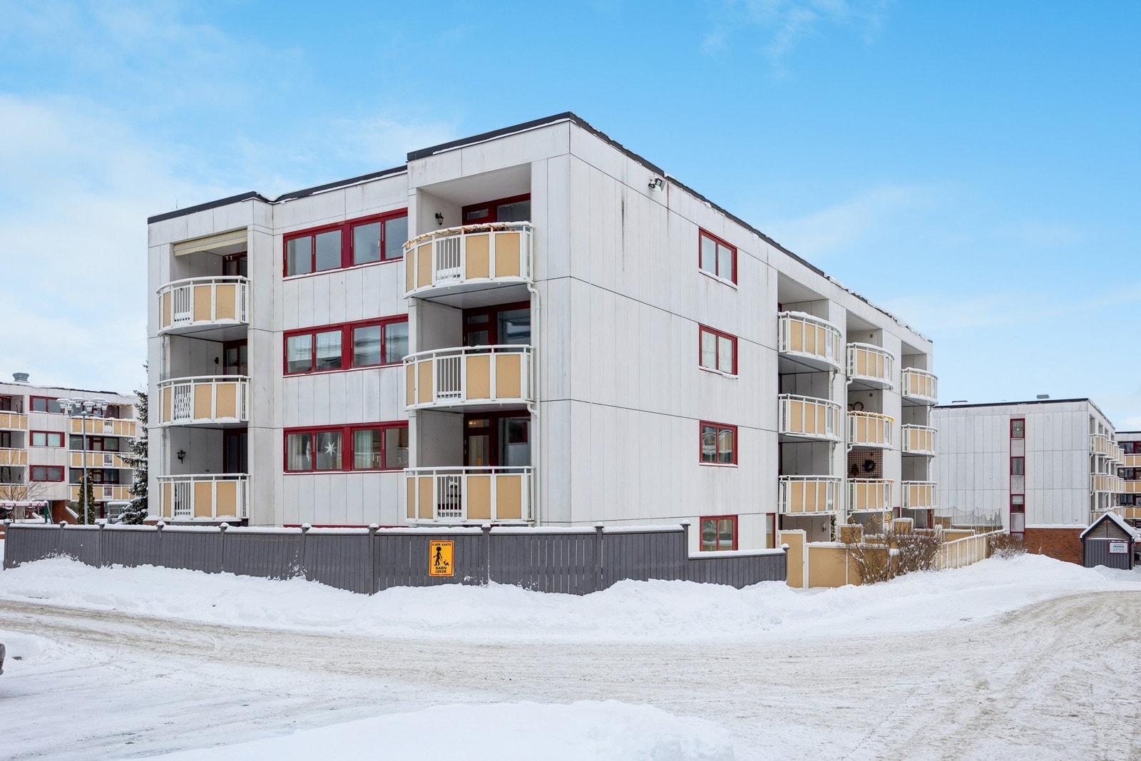Pent opparbeidede fellesarealer med plen, beplantning og lekeplass for store og små. Galleribilde