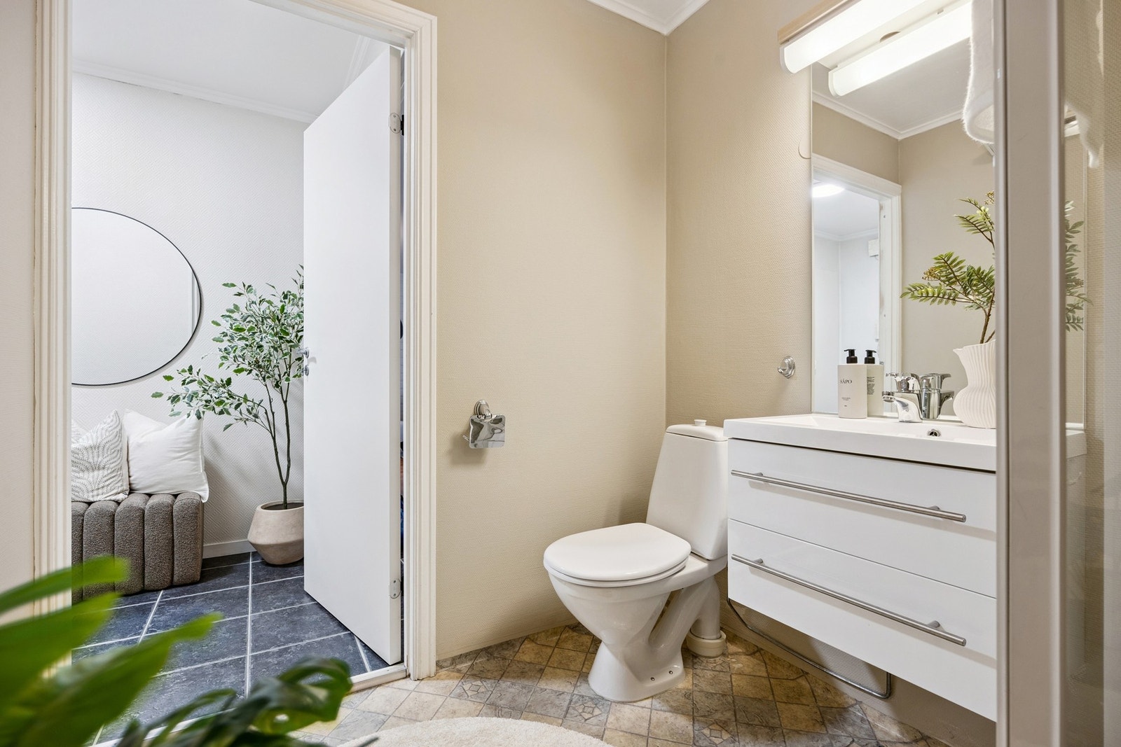 Badet har mekanisk avtrekk, veggmontert reflektorovn og fremstår funksjonelt og lettstelt. Galleribilde