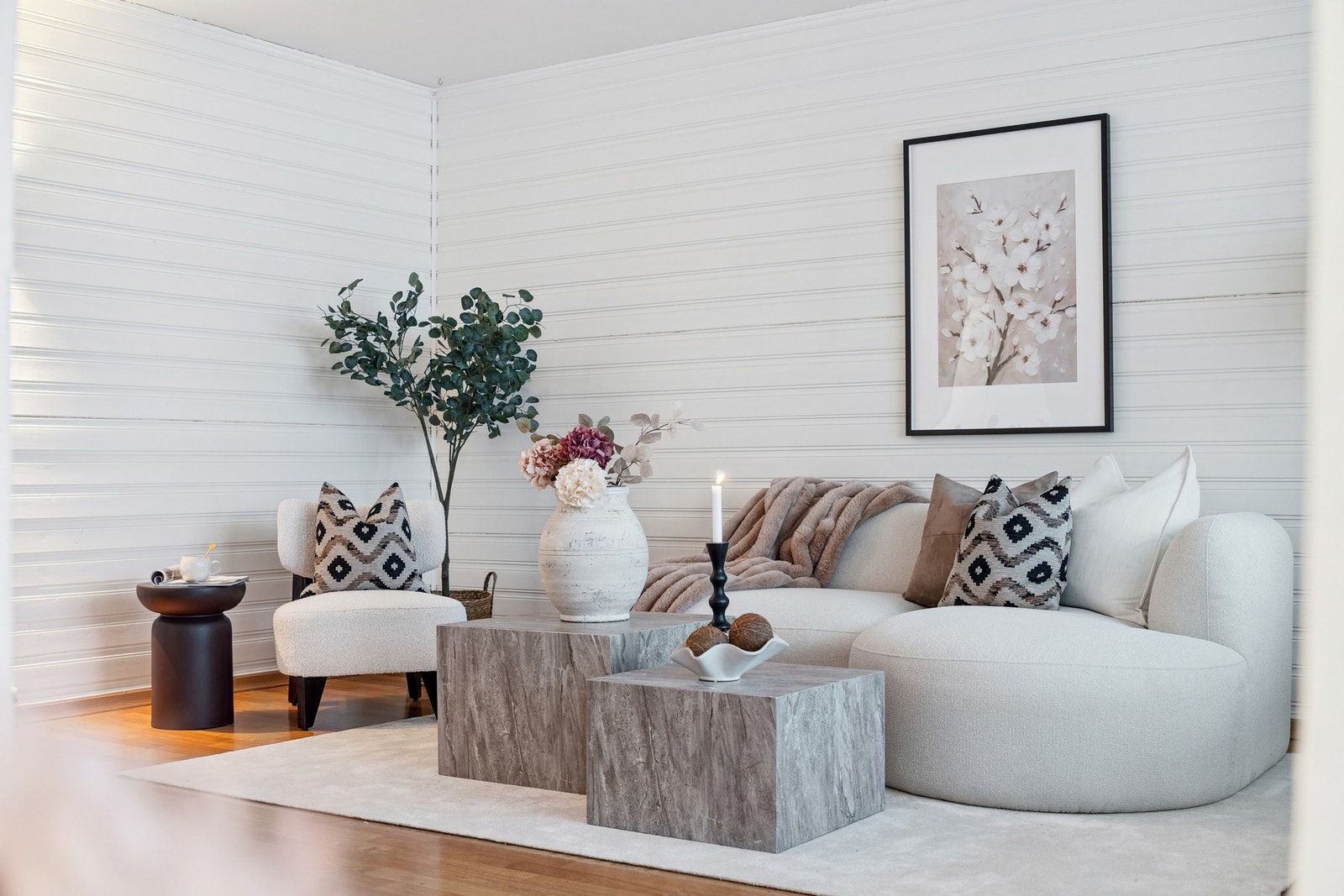 Romslig stue på ca. 20 m² med god plass til både sofagruppe og spisebord, og en åpen og behagelig romfølelse. Galleribilde