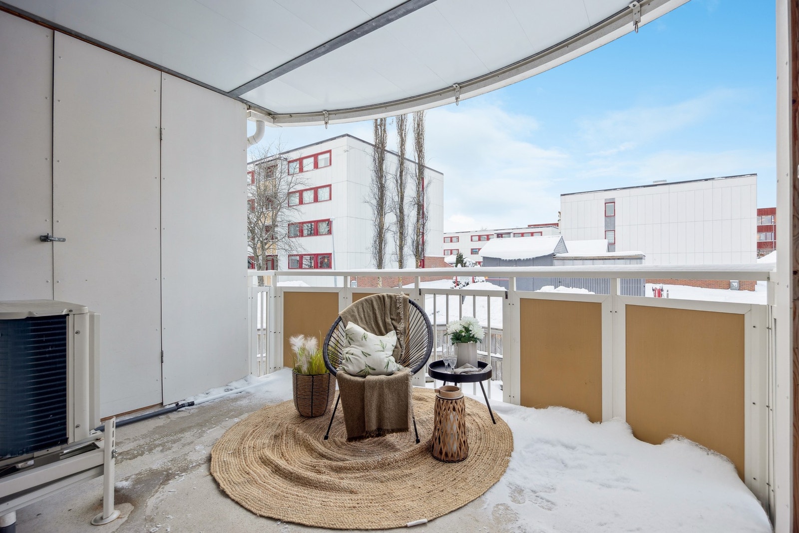 Balkong på ca. 9 m² med plass til utemøbler - et hyggelig sted for morgenkaffen eller rolige kvelder. Galleribilde