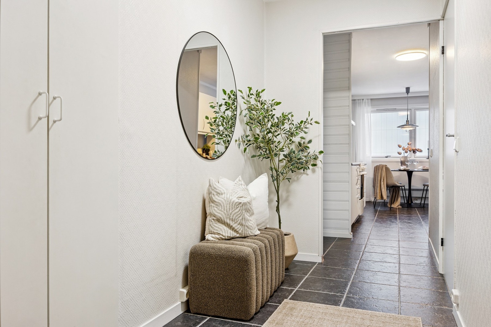 Lys entré med plass til garderobeløsning og adkomst til boligens øvrige rom. Galleribilde