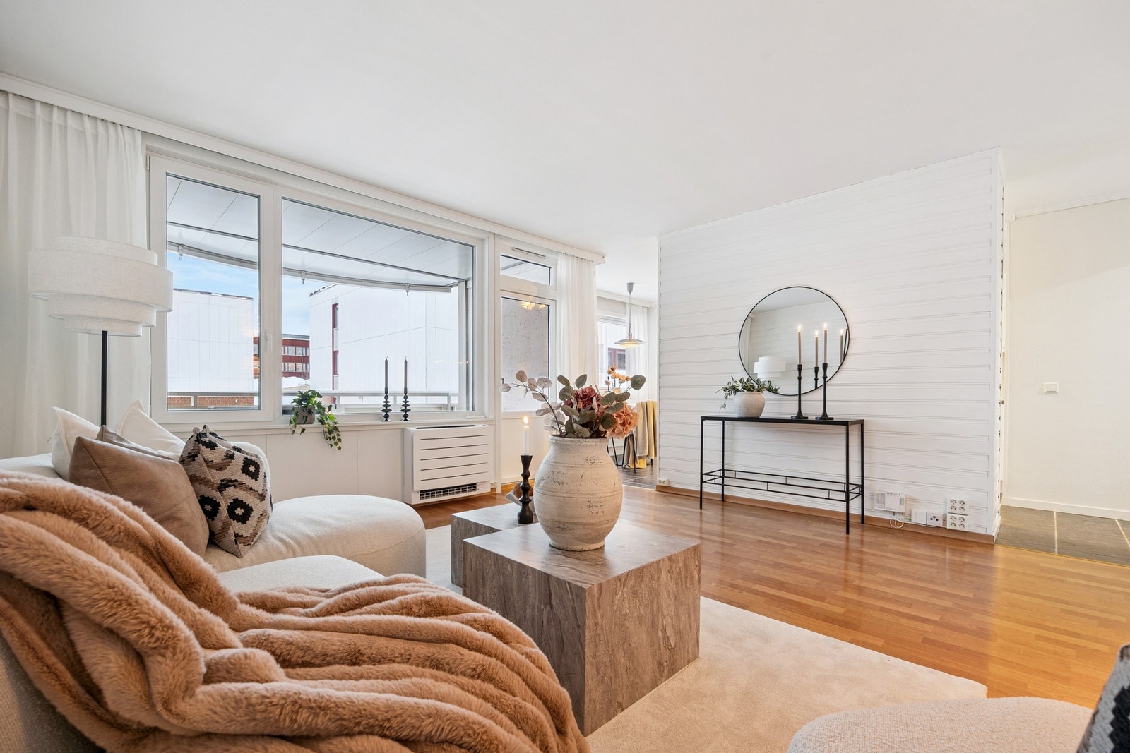 Stuen har store vindusflater som gir en luftig romfølelse og god kontakt med uteplassen. Galleribilde