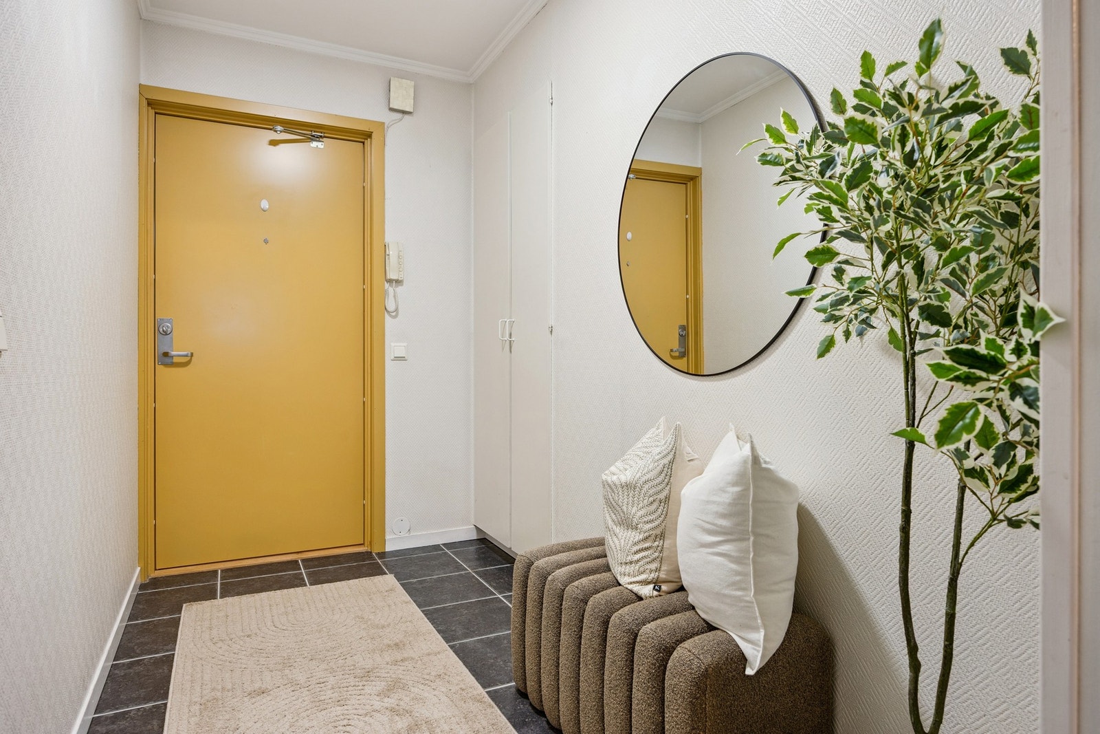 Entré med ryddig adkomst og gode oppbevaringsmuligheter for yttertøy og sko. Galleribilde