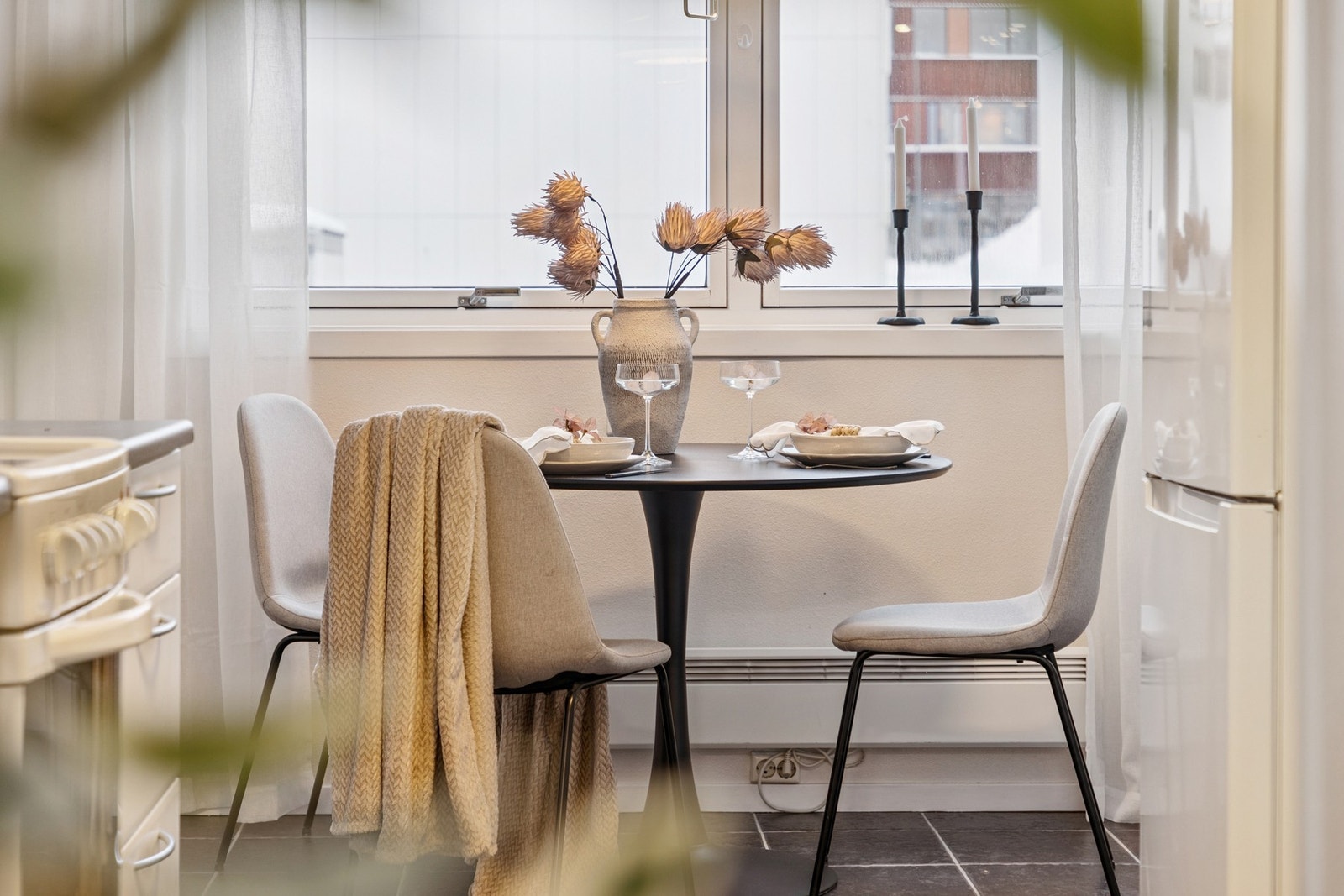 Hyggelig spiseplass ved vindu med godt naturlig lys og utsyn. Galleribilde