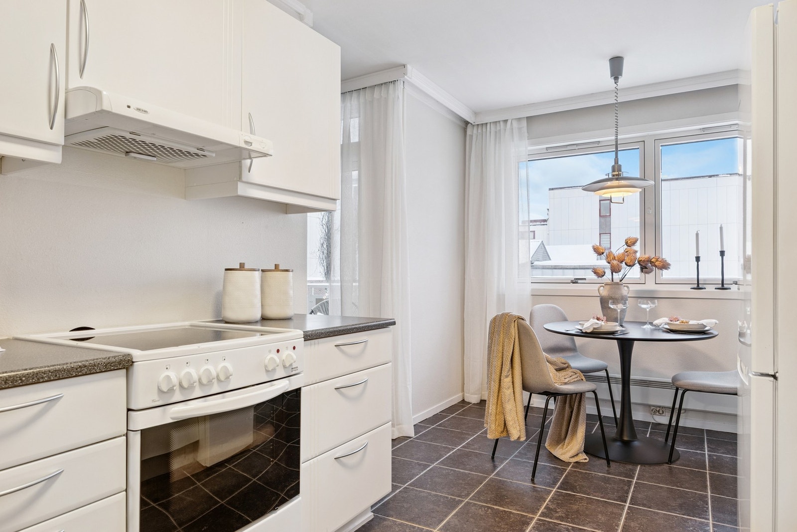 Under kjøkkenbenken er leilighetens stoppekran og en varmtvannsbereder på ca. 115 liter fra 2002. Galleribilde