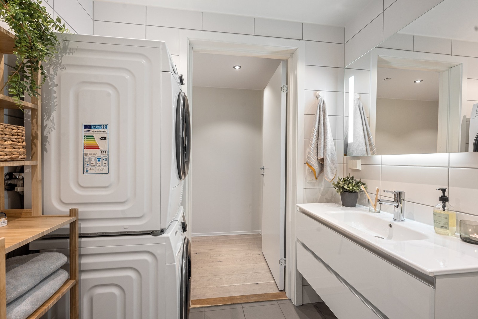 Det er opplegg for både vaskemaskin og tørketrommel på baderommet Galleribilde