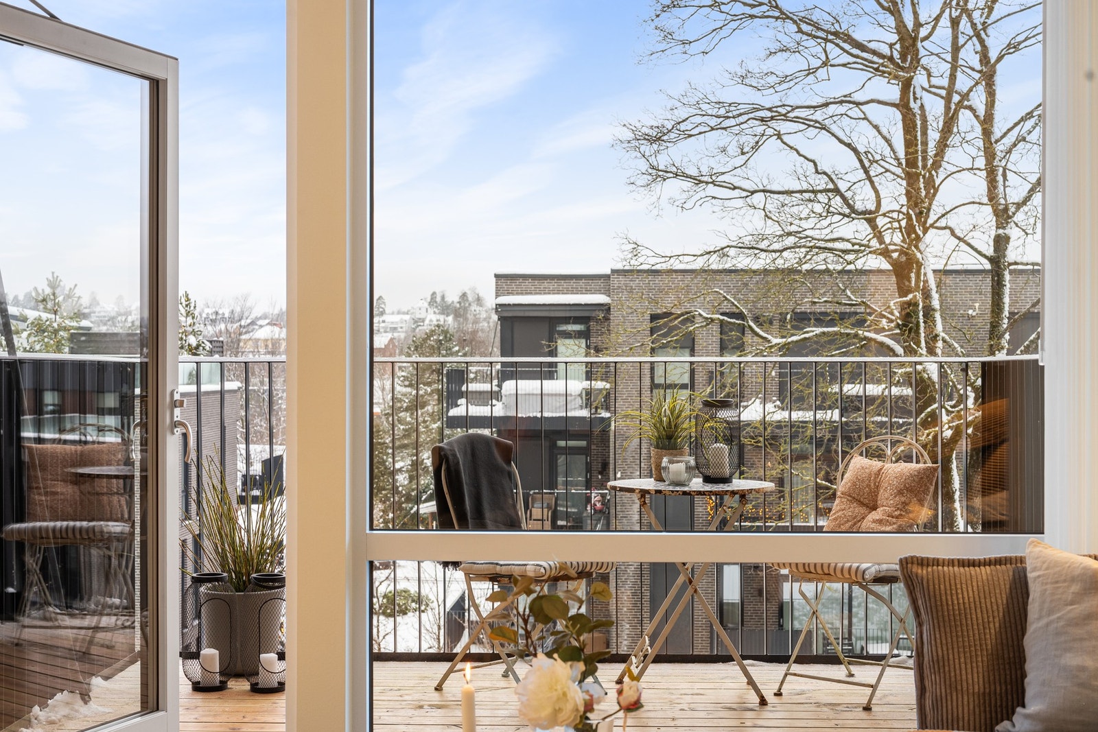 Store vindusflater i stuen gir rikelig med naturlig belysning på dagtid Galleribilde