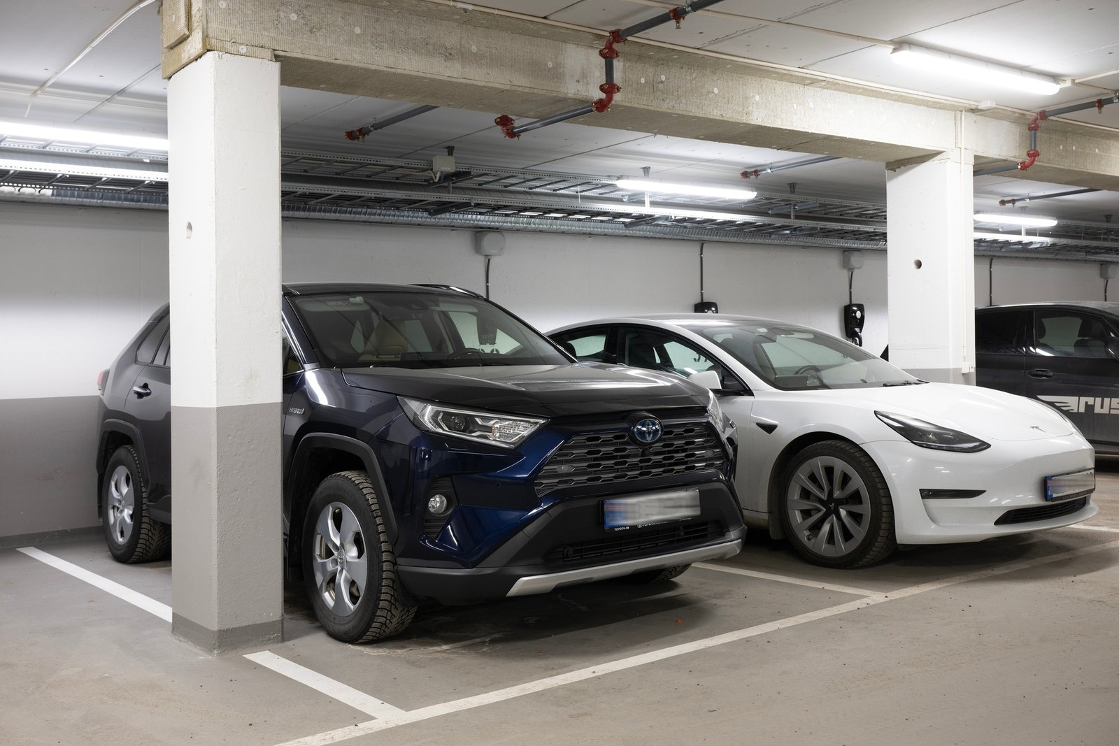 Det medfølger garasjeplass med elbil-lader. Galleribilde